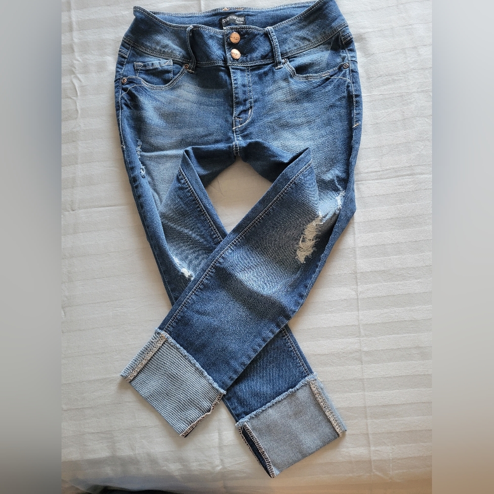 Size 9 Evernore Crop Jeans. Like New - Picture 5 of 6